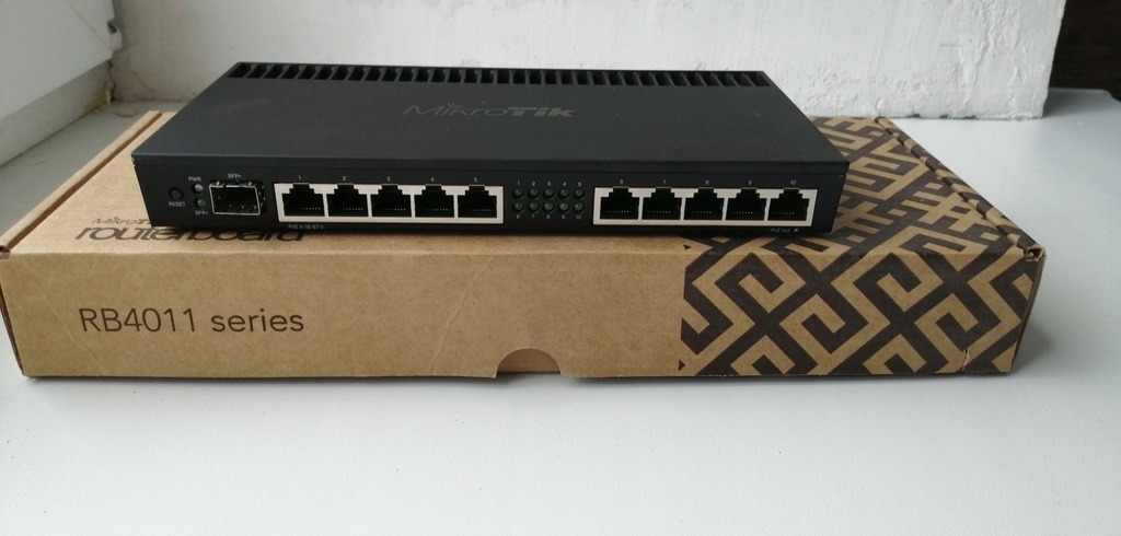 ROUTER 10 PUERTOS GIGABIT +1 PUERTO SFP CPU 4 NUCLEOS MICROTIK