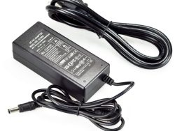 FUENTE CARGADOR DE 12 VOLTIOS Y  3 AMPERIOS